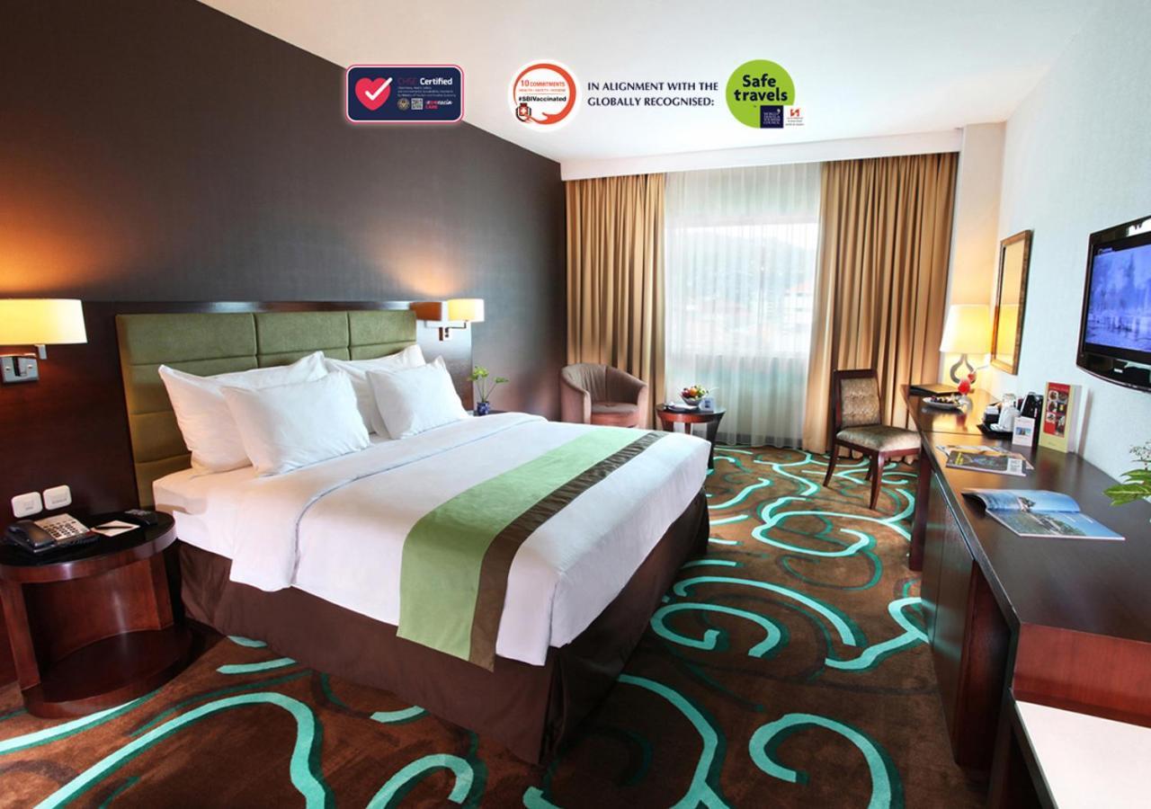 Swiss-Belhotel Ambon Esterno foto